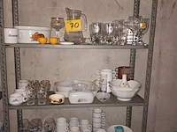 Lot 70 - huisraad. inhoud rek - afbeelding 1 van  5