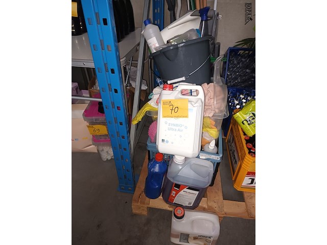 Lot 70 - lot poetsmateriaal - afbeelding 1 van  5