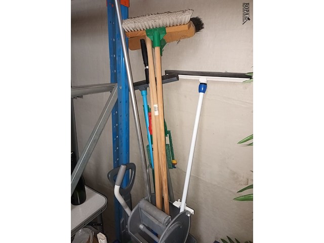 Lot 70 - lot poetsmateriaal - afbeelding 2 van  5