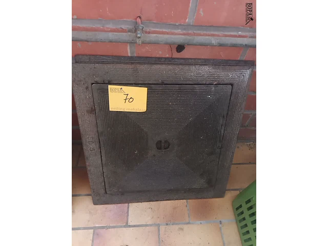 Lot 70 - metalen putdeksels. 2 stuks - afbeelding 1 van  2