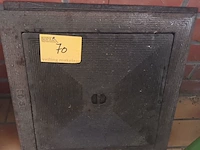 Lot 70 - metalen putdeksels. 2 stuks - afbeelding 1 van  2