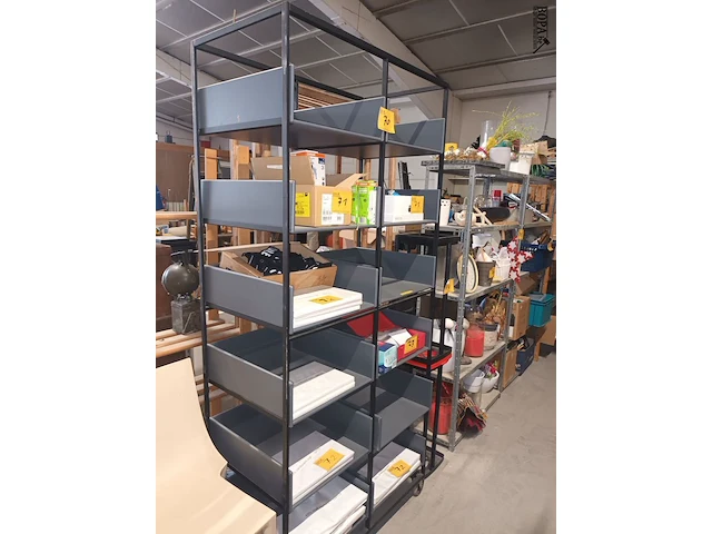 Lot 70 - metalen rek - afbeelding 1 van  3
