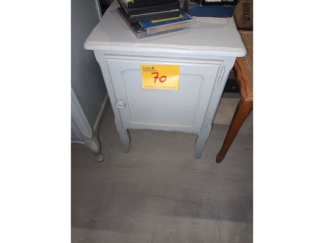 Lot 70 - nachtkastje - afbeelding 1 van  1
