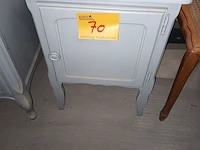 Lot 70 - nachtkastje - afbeelding 1 van  1