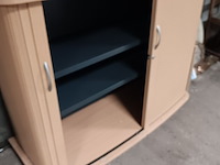 Lot 70 - roldeurkast - afbeelding 2 van  2