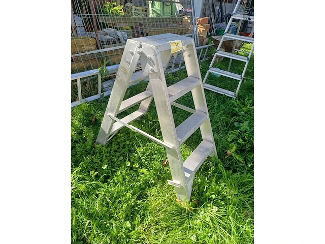 Lot 70 - trapladder petry - afbeelding 1 van  3