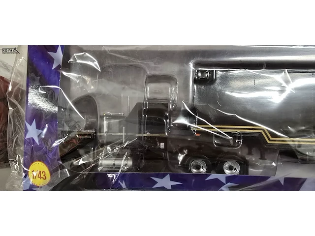 Lot 70 - vrachtwagen zwart, nieuw in verpakking ,schaal 1:43 - afbeelding 2 van  4