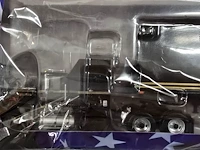 Lot 70 - vrachtwagen zwart, nieuw in verpakking ,schaal 1:43 - afbeelding 2 van  4