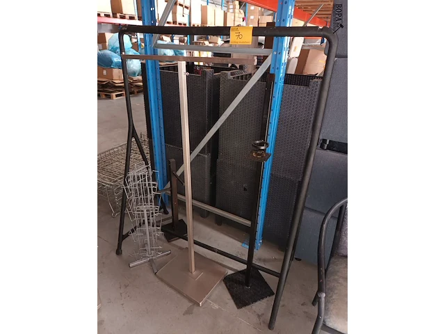Lot 70 - winkelinrichting. 5 stuks - afbeelding 1 van  6