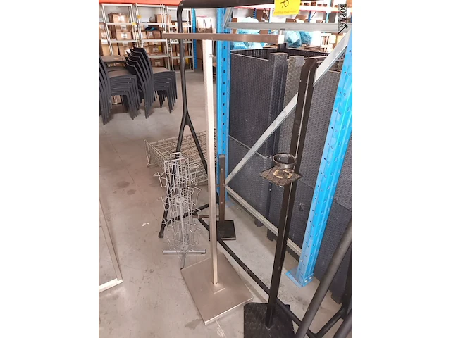 Lot 70 - winkelinrichting. 5 stuks - afbeelding 6 van  6