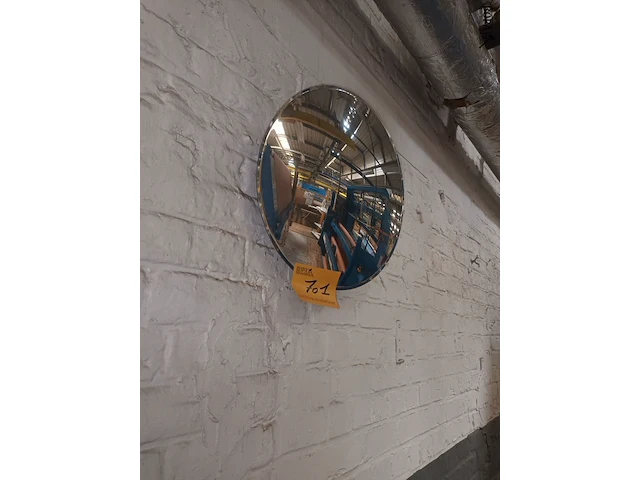Lot 701 - bolle spiegel - afbeelding 1 van  2