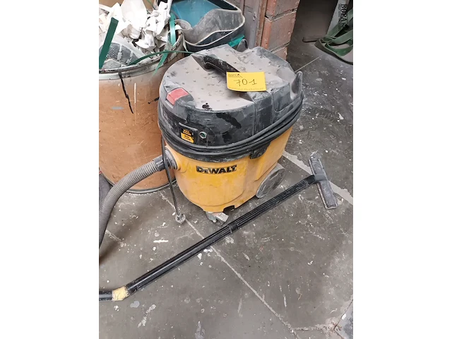 Lot 701 - stofzuiger dewalt - afbeelding 1 van  3