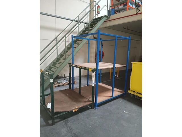 Lot 702 - stapelbak. 2 stuks - afbeelding 1 van  2