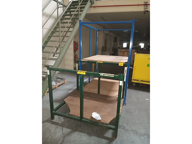 Lot 702 - stapelbak. 2 stuks - afbeelding 2 van  2