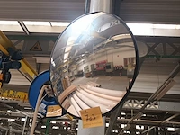 Lot 703 - bolle spiegel - afbeelding 1 van  2