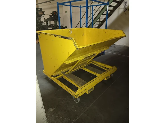 Lot 703 - kipcontainer op wielen - afbeelding 1 van  3