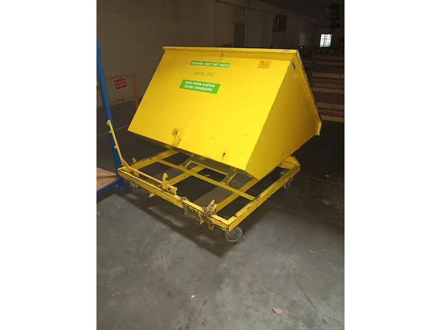 Lot 703 - kipcontainer op wielen - afbeelding 2 van  3