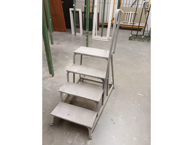Lot 704 - verrolbare metalen trap - afbeelding 2 van  3