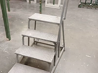 Lot 704 - verrolbare metalen trap - afbeelding 2 van  3