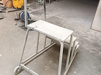 Lot 704 - verrolbare metalen trap - afbeelding 3 van  3
