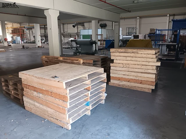 Lot 705 - palletten - afbeelding 1 van  3