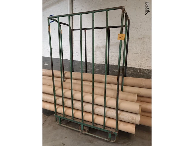 Lot 707 - metalen transportkar met inhoud - afbeelding 1 van  3