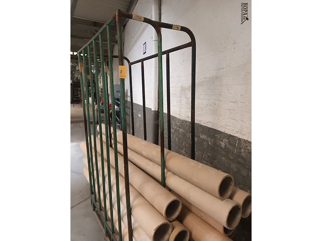 Lot 707 - metalen transportkar met inhoud - afbeelding 2 van  3