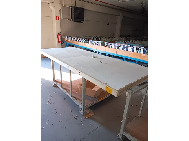 Lot 707 - werktafel - afbeelding 1 van  2