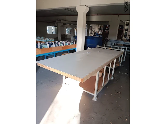 Lot 707 - werktafel - afbeelding 2 van  2
