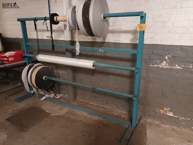 Lot 708 - metalen rek voor rollen - afbeelding 1 van  4