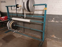 Lot 708 - metalen rek voor rollen - afbeelding 1 van  4