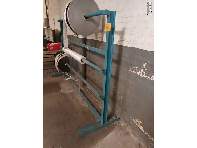 Lot 708 - metalen rek voor rollen - afbeelding 2 van  4
