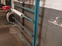 Lot 708 - metalen rek voor rollen - afbeelding 2 van  4