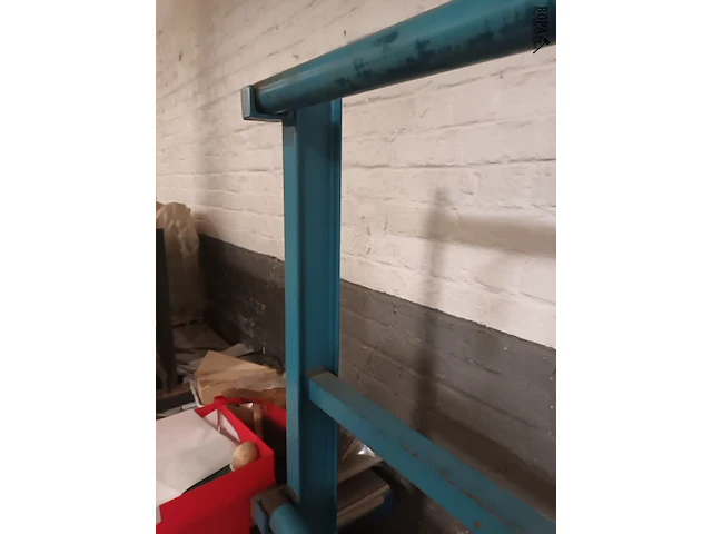 Lot 708 - metalen rek voor rollen - afbeelding 4 van  4