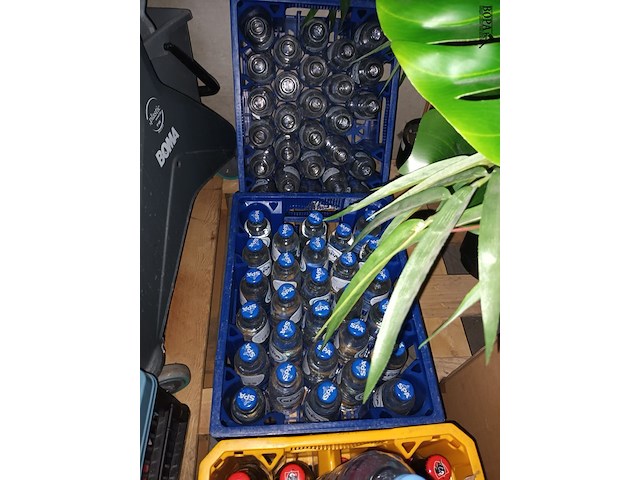 Lot 71 - bier, water en leeggoed - afbeelding 2 van  3