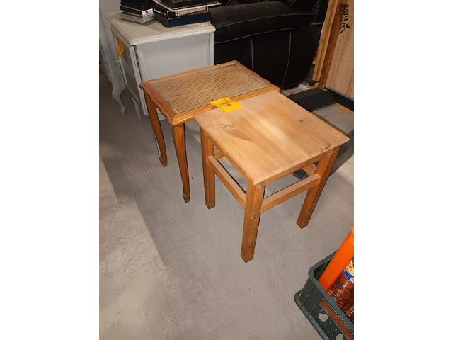 Lot 71 - bijzettafeltje. 2 stuks - afbeelding 2 van  3