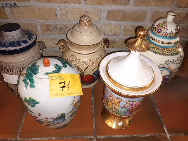 Lot 71 - dekselvaas. 5 stuks - afbeelding 1 van  4