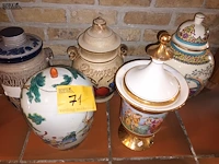 Lot 71 - dekselvaas. 5 stuks - afbeelding 1 van  4
