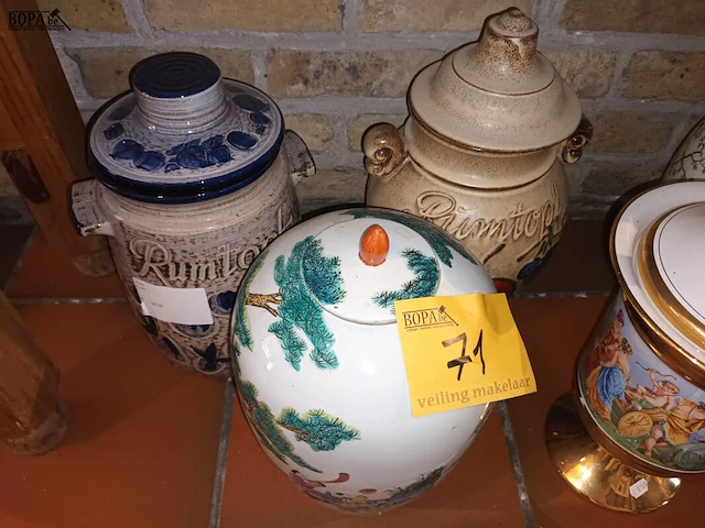 Lot 71 - dekselvaas. 5 stuks - afbeelding 2 van  4