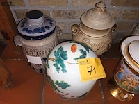 Lot 71 - dekselvaas. 5 stuks - afbeelding 2 van  4