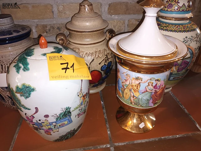 Lot 71 - dekselvaas. 5 stuks - afbeelding 3 van  4