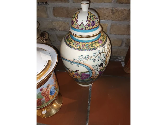 Lot 71 - dekselvaas. 5 stuks - afbeelding 4 van  4