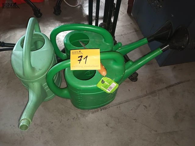 Lot 71 - gieters en voegenkrabber - afbeelding 1 van  3