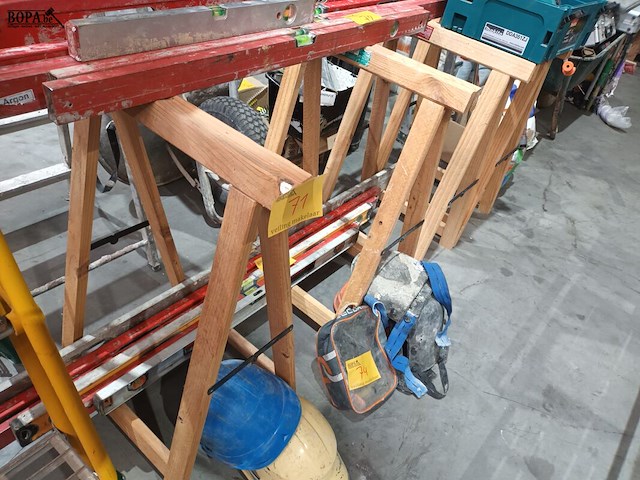 Lot 71 - houten schraag. 4 stuks - afbeelding 1 van  3