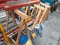 Lot 71 - houten schraag. 4 stuks - afbeelding 1 van  3