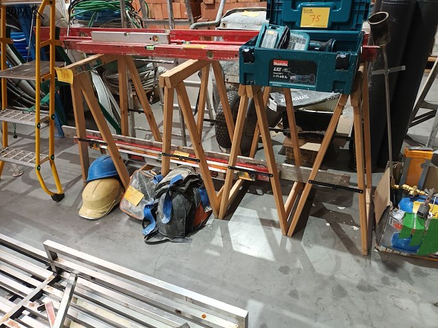 Lot 71 - houten schraag. 4 stuks - afbeelding 2 van  3