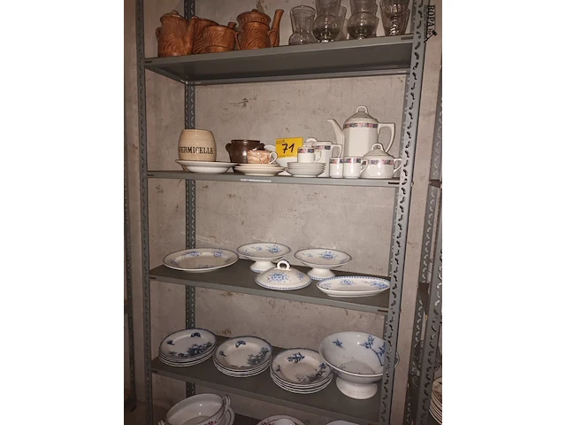 Lot 71 - huisraad. inhoud rek - afbeelding 1 van  6