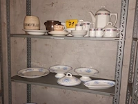 Lot 71 - huisraad. inhoud rek - afbeelding 1 van  6