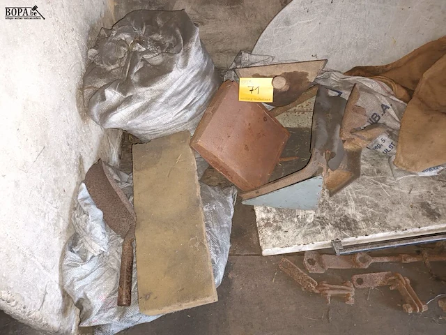 Lot 71 - kolen en scheppen - afbeelding 1 van  3