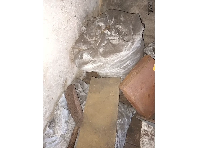 Lot 71 - kolen en scheppen - afbeelding 2 van  3